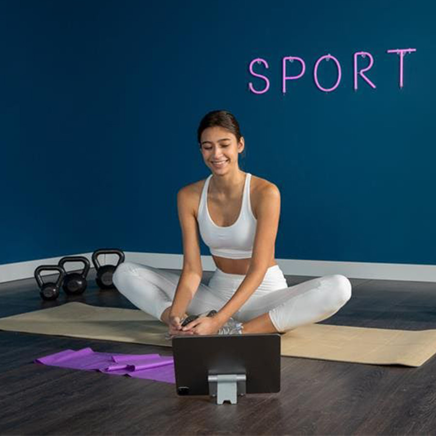 femme en train de regarder en ligne le coaching sportif à Marseille 13008